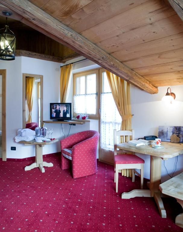 Hotel Garni San Nicolo ปอซซาดิฟัซซา ภายนอก รูปภาพ
